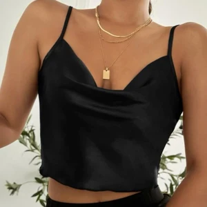 Svart sommartopp🌴 - Superfin tröja men beställde den i fel storlek :( passar S, 10% av pengarna doneras till rädda barnen❤️