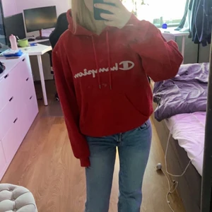 Champion hoodie - Vi säljer en röd champion hoodi i storlek S, skriv för mer info. Köparen står för frakten💕