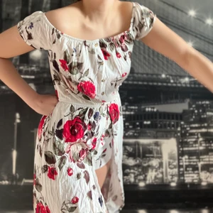 Somrig playsuit med släp - Playsuit med släp som är superfin till sommaren. Modellen har storlek S och den passar perfekt på henne. Endast använd 1 gång. !Inte struken på bilden!