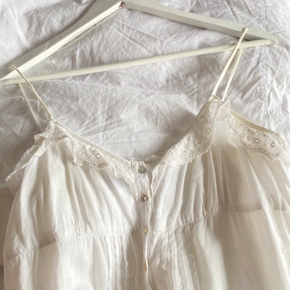 Superfin vit klänning från Zara! Passar perfekt till sommaren och kommande student-tider. Är också skitsnygg under en blazer 🥰 Den är i storlek XS och jag är ca 173. . Klänningar.