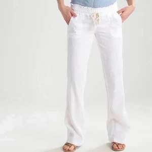 Roxy linnebyxor - Säljer dessa fina linnebyxor! Säljer för dom aldrig kommit till andvändning, väldigt fint skick! Helt slutsålda överralt! dom är i storlek M men skulle säga att det är mer som en S❤️ bud på 800kr