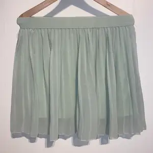 Grön kjol från nakd, säljer då den aldrig kommer till användning. Färgen är lite annorlunda så det är bara att be om fler bilder för att se tydligare:)