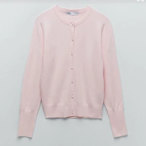 Rosa kofta Zara - Säljer denna superfina kofta från Zara. Storlek S men passar nog xs-m också. Kontakta mig privat för för fler  eller vid minsta intresse! 💕💕