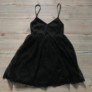 En svart spets klänning jag thriftade för ett tag sedan. Original från märket Jeane Blush. Kom privat för fler bilder. Kort i modellen. Inga fel. 