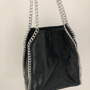 Kedje väska  - Jättefin väska med kedjor från Tiamo. Liknar Stella väskorna. Ganska stor så rymmer mycket. Endast använd 2 gånger.