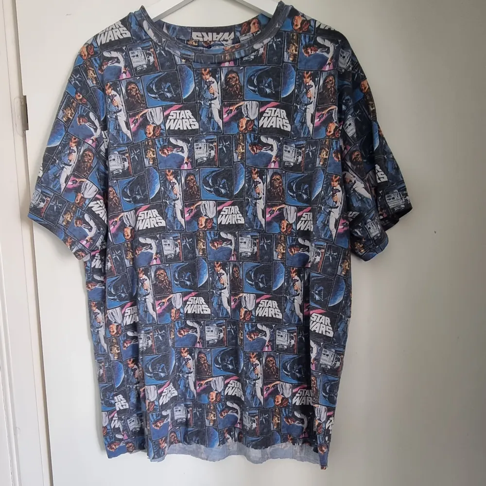 Så cool vintage Star Wars tshirt 💗 Köpte den avklippt där nere vid slutet. Osäker på storlek men passar en M/L tycker jag 🐧. T-shirts.