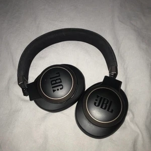 JBL hörlurar - Säljer mina JBL live 650btnc eftersom dem knappt kommit till användning.  Dem är noice canceling och väldigt bra ljud med tung bas. de finns en app till dem där man kan ändra equalizer och andra saker b.la. Bass boost. Hörlurarna har väldigt bra batteritid.