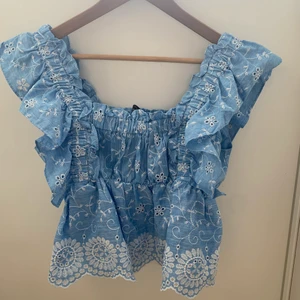 Topp - Säljer detta dina ljusblåa linne från Zara som köptes i somras💙 Använd en gång och inga diffekter🤩 Toppen är i storlek M men passar S och XS. (På bild 2 är toppen inte smutsig utan det är en ljuset) Säljer toppen 175 kr inklusive frakt❤️❤️