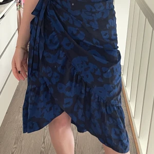 Lång kjol - Lång kjol med omlottknytning i midjan. Passar dig mellan xs-L eftersom du kan reglera midjan själv✨ Super fin och använt fåtal gånger