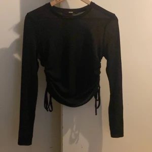 Storlek:S/XS - Säljer den här toppen från BIKBOK. Den är lite genomskildig har snören på sidorna vilket gör att man kan skjustera den hur man vill.