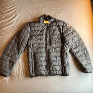 Parajumper  - En parajumper vårjacka, ungdoms jacka som har storlek L (178cm). Väldigt bra skick.