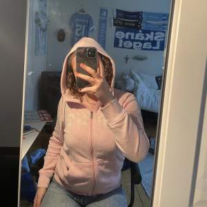 Ljusrosa gant hoodie köpt original i storlek S, använd vid en måttlig mängd tillfällen. Säljer för den börjar bli för liten.