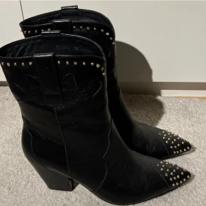 Sofie schnoor boots - Cowboy klackar från Sofie schnoor med guldiga nitar som ALDRIG är använda!! Nypris är runt 2000 kr⭐️ skriv vid frågor! Strl 39❣️