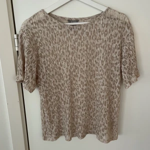 Topp strl S - En tunn fin topp från Lindex. Beige och naturfärgat leopardmönster. Bra begagnat skick! Storlek S. 🌻