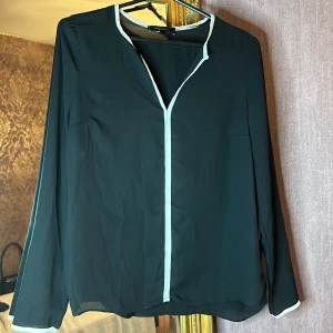 Blus - Svart blus med vit detalj