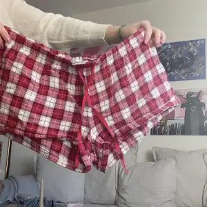 Röda och vita rutiga pyjamas shorts