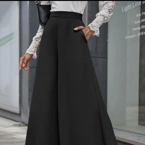 Dragkedja pants  - Väldigt mjuk och skön byxor som ser ut som jeans. Man kan ha den på sig både på vikten och sommaren, jag köpte den för 2 månader sen och har haft på mig den en gång, den såg inte ut som jag hade tänkt det därför med anledning ville jag sälja den.