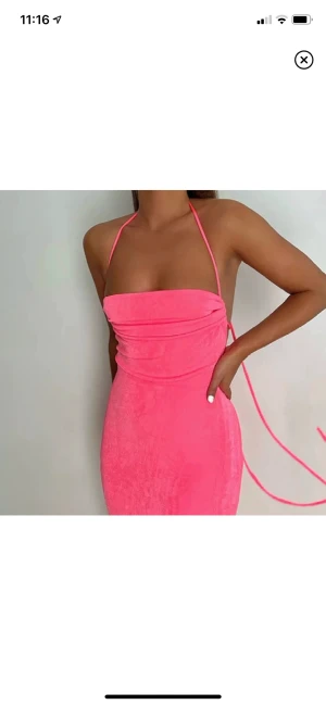 Rosa klänning  - Säljer den rosa och vita fast i olika inlägg! I detta inlägget säljer jag den rosa! Man knyter i nacken och i mitten av ryggen.