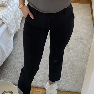 Kostymbyxor - kostymbyxorna wilma från bikbok! Strl 36, bra skick. Skriv för fler bilder. Är 178 därför så korta på mig.