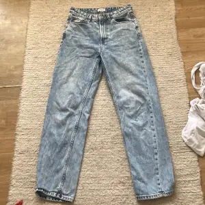 Highwaist jeans från Lindex i nyskick, säljer p.g.a köpte fel storlek. Skriv gärna privat för bättre bilder💙