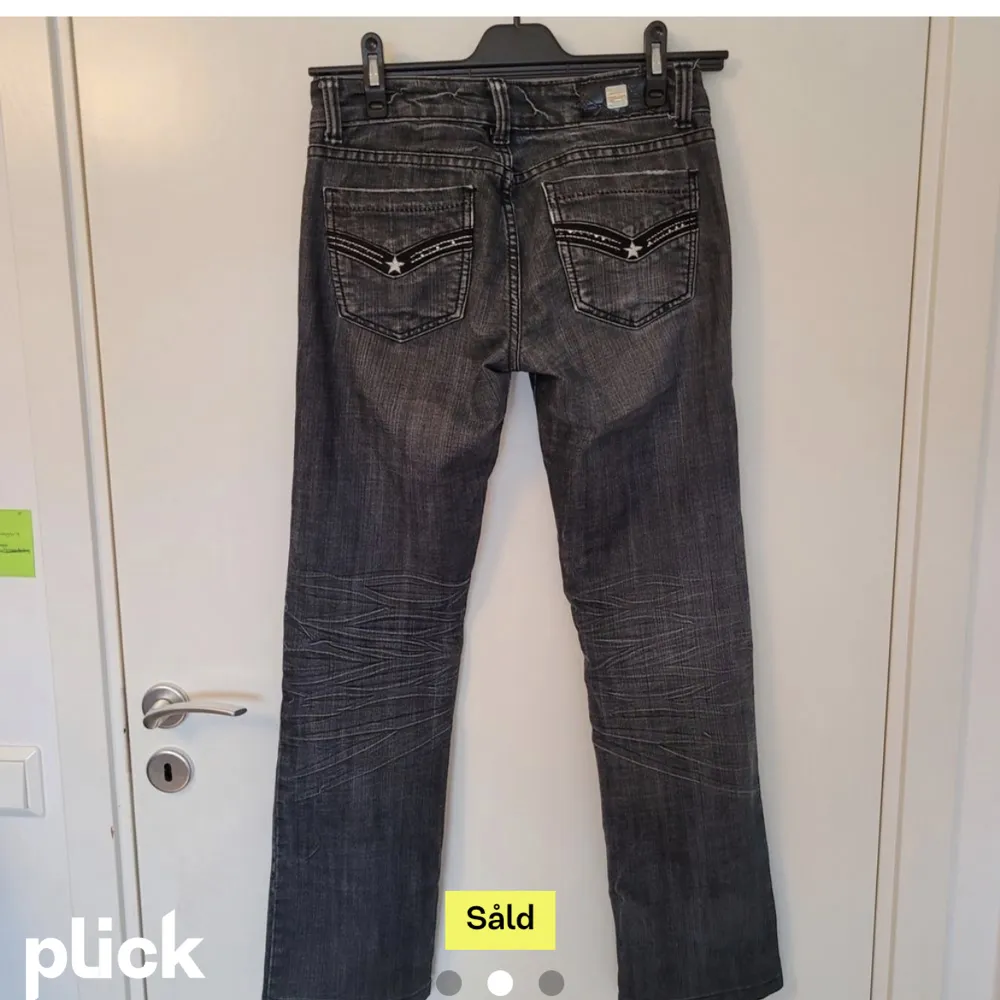 Mina favoritjeans och har varit det länge😢 men måste börja spara ihop pengar💕vill se vad jag kan få för dom, köpte för ca 600kr på plick. Jeans & Byxor.