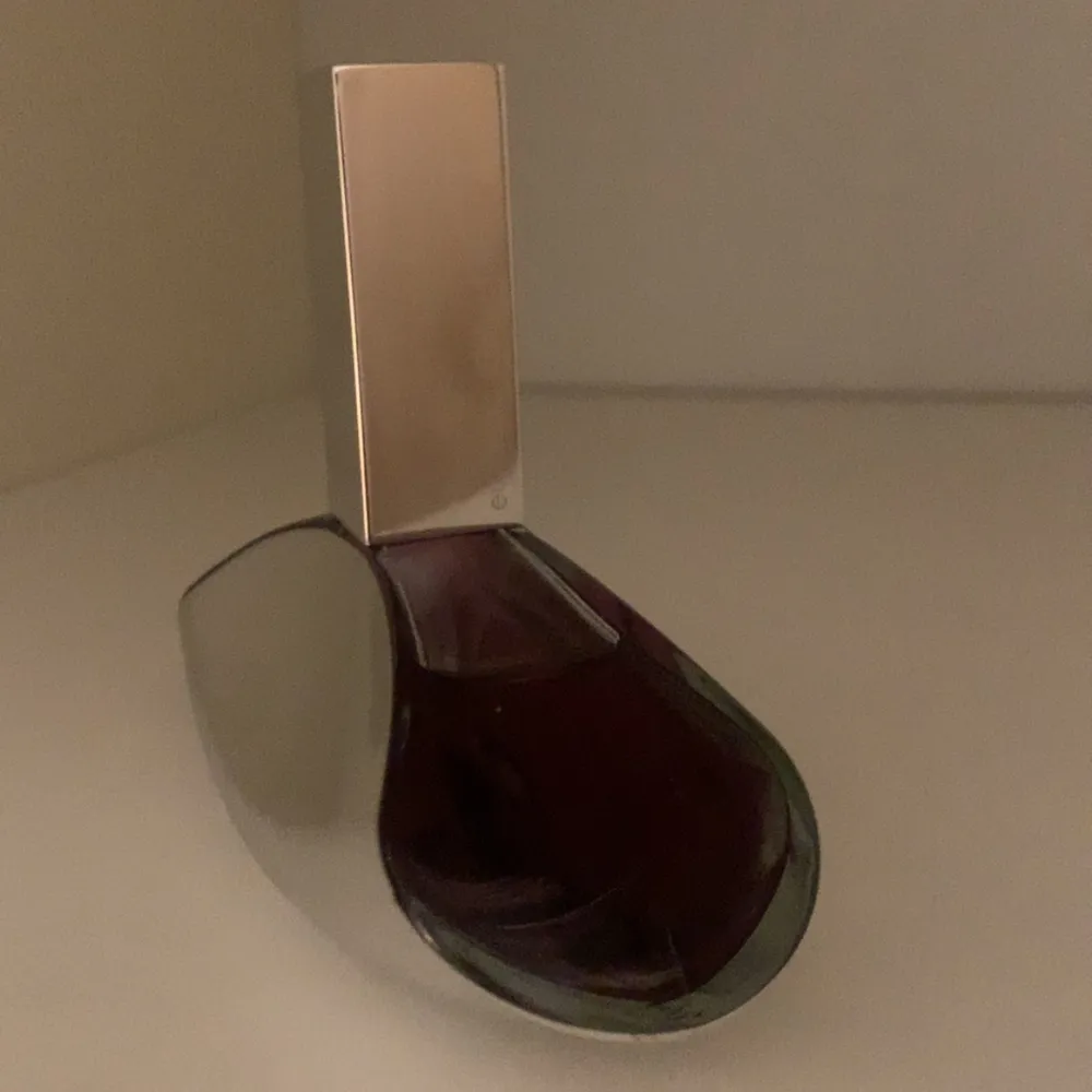 En parfym från calvin Klein som är använd 1 gång (testdoftade då) men inte tyckt om doften då den inte passar mig!😁 Lådan är inte kvar😢. Övrigt.
