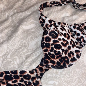 bikini - säljer en leopard fägad bikini topp då den inte längre används😊