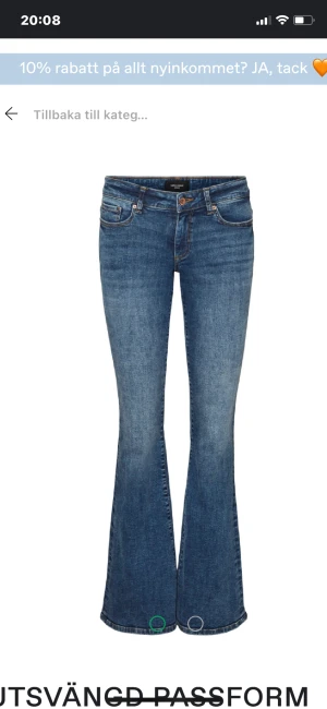 Svarta jeans - Så snygga jeans, lågmidjade! De är lite slitna vid änden av byxan, men det ser snyggt ut! Säljer billigt för att jag vill att de ska sälja snabbt. De är svarta!