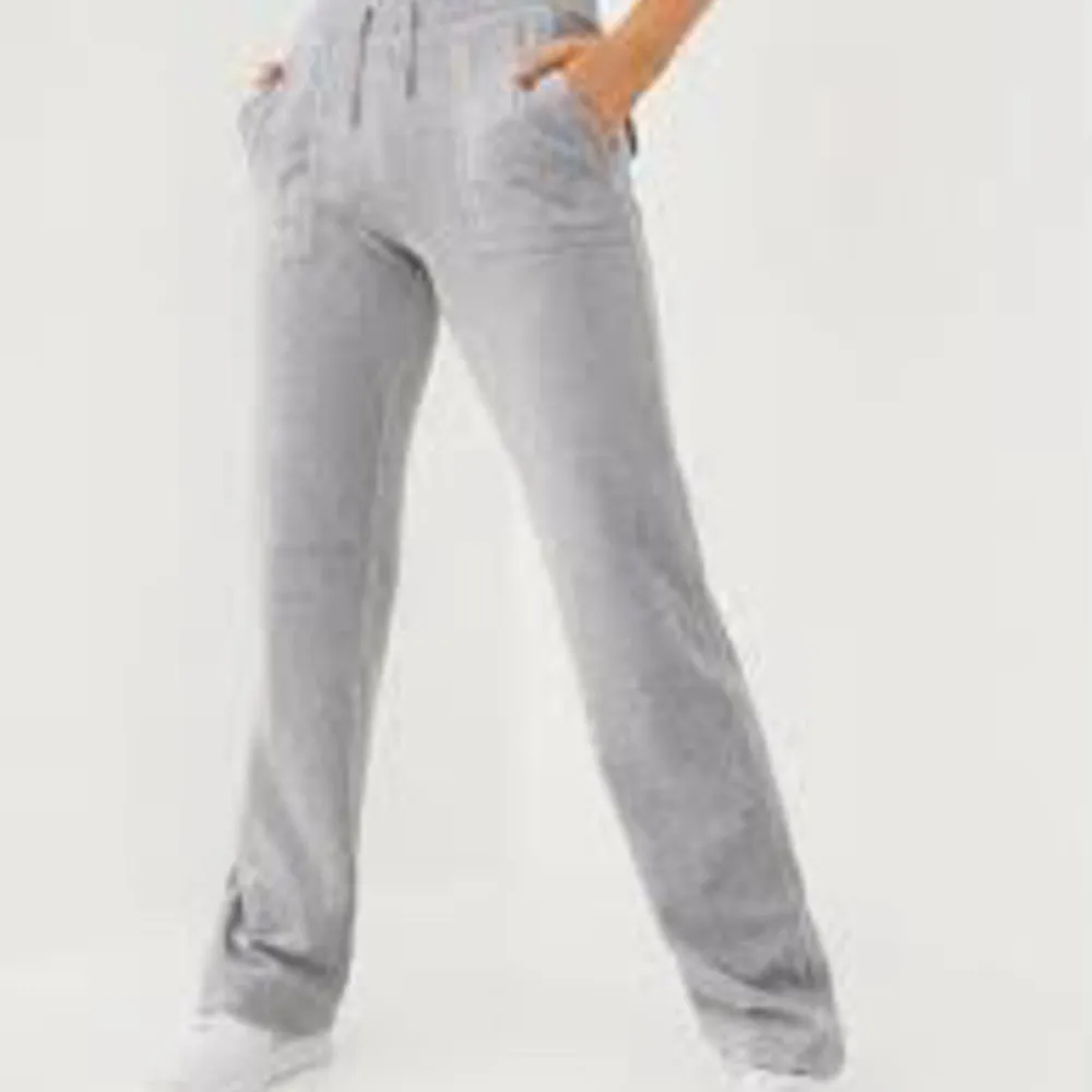 Söker dessa gråa juicy byxorna i storlek XS!!🫶🏼 Helst i modellen  wide leg men annan model funkar också!💘 Tacksam för tips på vart man kan hitta❤️. Jeans & Byxor.