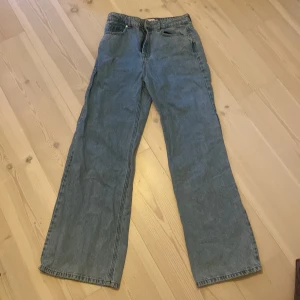 Ljusblåa - Ljusblåa, högmidjade och vida jeans . Inga tecken på användning. Bra kvalitet 