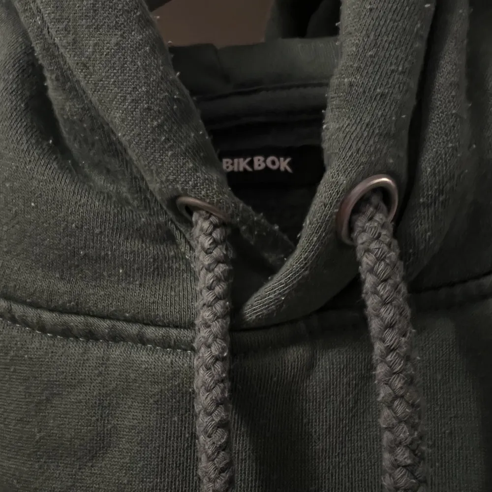 En mörkgrön hoodie från BikBok i storlek M. Väldigt bra skick och bekväm och snygg ! . Hoodies.