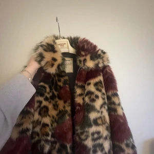 Zadig Voltaire päls jacka - En av mina favorit jackor säljer jag nu, den kan användas under vintern men även under våren. Jackan säljs inte längre och köptes för 5000kr. Jackan är felfri och i jätte bra skick. Pälsen är fortfarande len