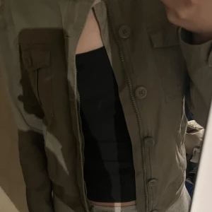 Grön jacka - Säljer min fina gröna jacka som är perfekt till vår och sommar.💗säljer den för 200kr skriv priv för mer info💗