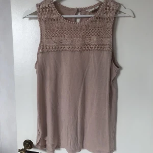 Spetslinne - Gammelrosa linne med spets och knapp i ryggen