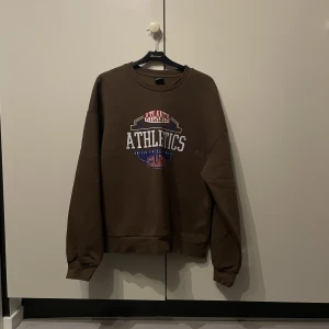 Sweatshirt - Sweatshirt från Gina Tricot, väldigt bekväm och mjuk. använt mellan 2-5 ggr, säljer pga att den är lite för stor
