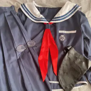 Säljer min Touko Fukawa cosplay från Danganronpa. Sparsamt använd, inga fläckar. Peruken medföljer. Endast Swish betalning och köparen står för frakten! Peruken klippt i luggen och lite tovig (går säkert att kamma ut) Storlek XL.