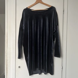 Velourklänning - Velourklänning från Weekday. Ser svart ut på bilder men den är mörkgrå. Strl M. Knappt använd.