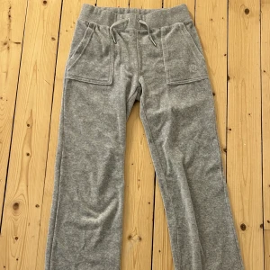 Juicy Byxor - Ett par superfina oanvända Juicy byxor som tyvärr är för små på mig. Helt oanvända och lappen är kvar🙌🏻kunde ej lämna tillbaka då returresan gick ut. Kontakta mig för mer information💗