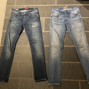 Jeans  - Jeans från Jack & Jones, Herr (Säljer åt min pojkvän) Båda jeansen är av model slim/glenn Strl 29/32 Felfritt skick 200kr + 📦 st eller ta båda för 300kr +📦