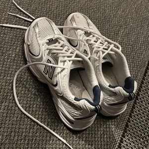 New Balance 530 - Storlek 39,5 med vissa skråmor som syns på bilden men är väldigt vita och välskötta. Hör gärna av er ifall ni har några frågor jag svarar gärna :) Jag köpte dom secondhand men de var för små för mig då jag har storlek 40
