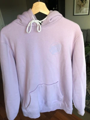 Santa cruz hoodie - Superfin hoodie med jättesöt färg. Lite nopprig men kan självklart ta bort det om det önskas. Strl M