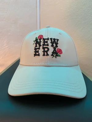 New era keps - Säljer en knappt använd beige new era keps med grönt under skärmen