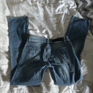 Lågmidjade jeans - Lågmidjade tiger of sweden jeans med hål! Midjemått 37 tvärsöver, innerbenslängd 80 cm🤍