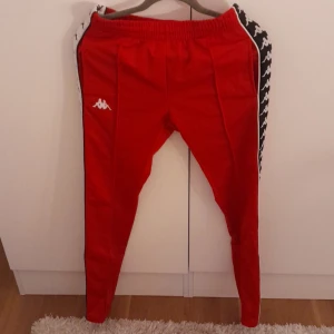 Röda Kappa byxor  - Röda kappabyxor, anldrig använda ändast testade, som nya, går att öppna på sidorna av benen. Står att de är storlek s men dom är väldigt små i storleken så jag skulle säga de e xs