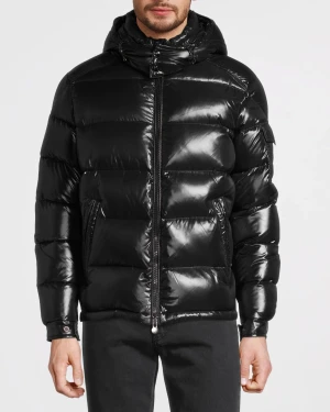 Moncler jacka  - Säljer en herr moncler jacka.  Storlek M passar även L.  Jackan är utan luva. Pris kan diskuteras vid snabb affär. 