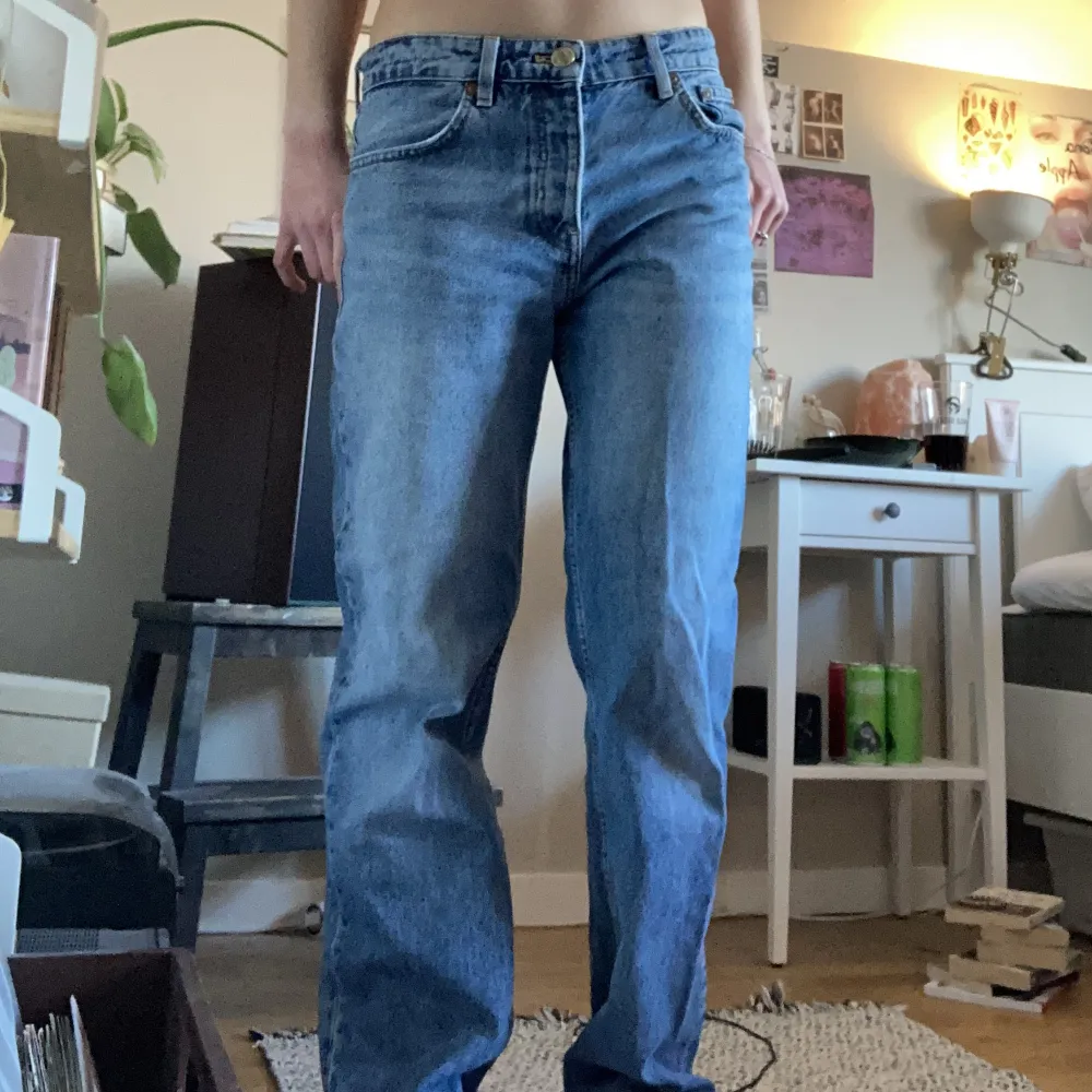 straight leg jeans från zara, jättesnygg wash och passform o fint skick! sitter lite baggy på mig som brukar ha 34/36 i jeans. Jeans & Byxor.