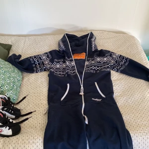 Marinblå OnePiece - En marinblå OnePiece i strl M