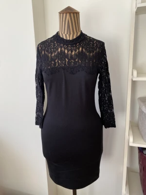 Fin klänning med spets - Jätteskön och smickrande klänning från Lindex i storlek XS. Mycket töjbar och fungerar även på S. En del använd men det syns inte på skicket. 