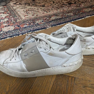 Valentino sneakers - Väl använda slutsålda valentino sneakers, därav priset. Låda tillkommer. köpte för 6000kr