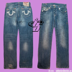 True Religion Jeans  - 💜True Religion jeans Bobby super Qt💜size on tag, 33/34💜Ytterben, 104💜Innerben, 84💜midja (rakt över), 45💜(modell 180cm)💜 vi uppskattar storleken till 35W/33L